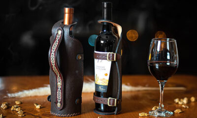 Porta vino "Hebillas", pelo o cuero. VIN 01