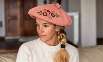Boina de hilo bordada dama color salmón, con flores y tejido fino