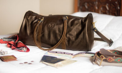Bolso de viaje Grande Café. BOLS 20 — modelo nuevo sobre cama