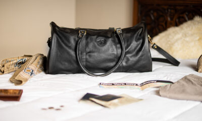 Bolso de viaje Grande Negro. BOLS 21 — modelo nuevo sobre cama