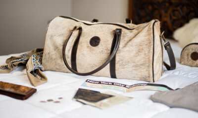 Bolso de viaje Grande de Pelo. BOLS 22 — modelo nuevo sobre cama