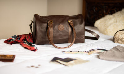 Bolso de viaje Chico Café. BOLS 23 — modelo nuevo sobre cama