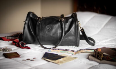 Bolso de viaje Chico Negro. BOLS 24 — modelo nuevo sobre cama