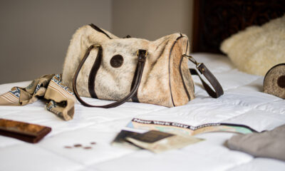 Bolso de viaje Chico de Pelo. BOLS 25 — modelo nuevo sobre cama
