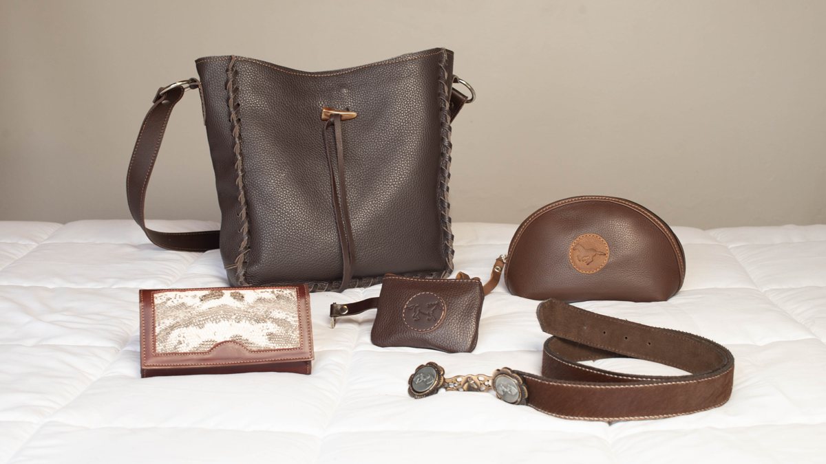 Morral y accesorios sobre la cama