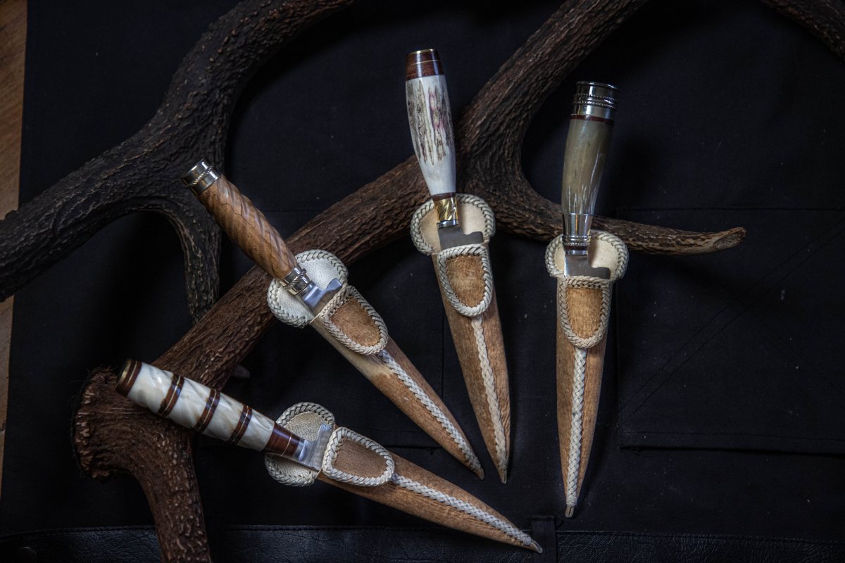 Cuchillos artesanales con vaina de cuero