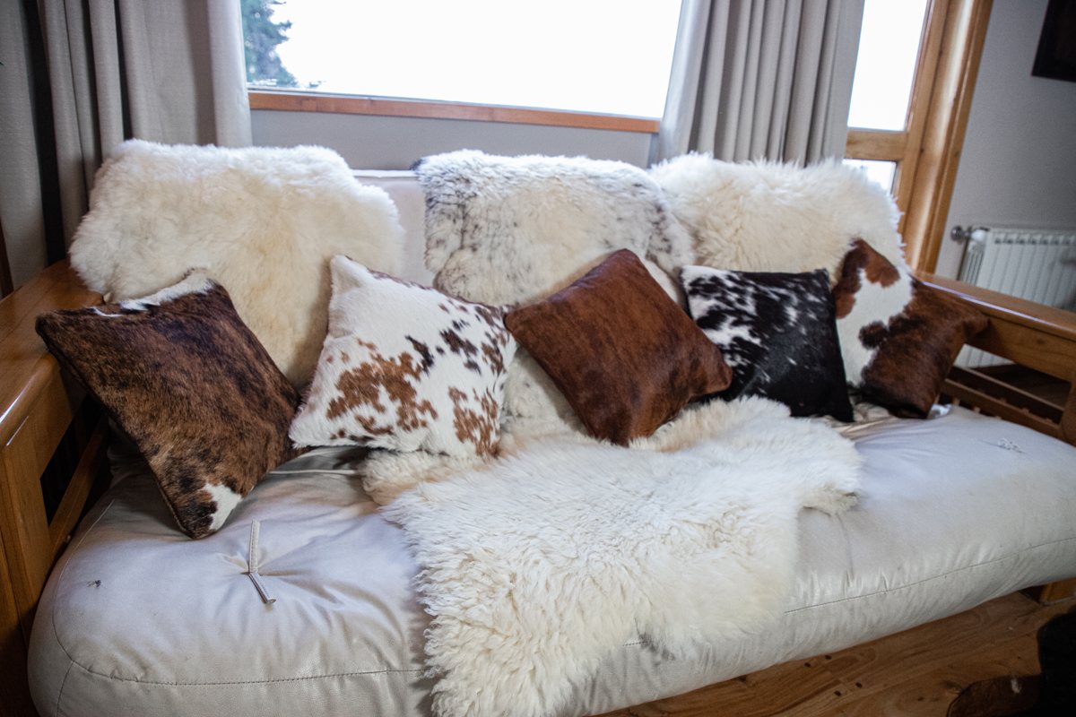 Cueros y almohadones en el hogar
