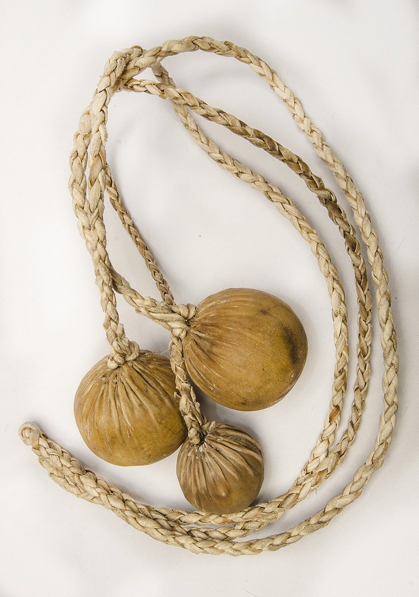 Boleadoras de cuero