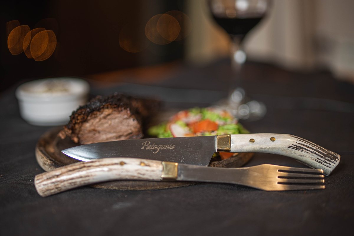 Cuchillo artesanal junto al asado